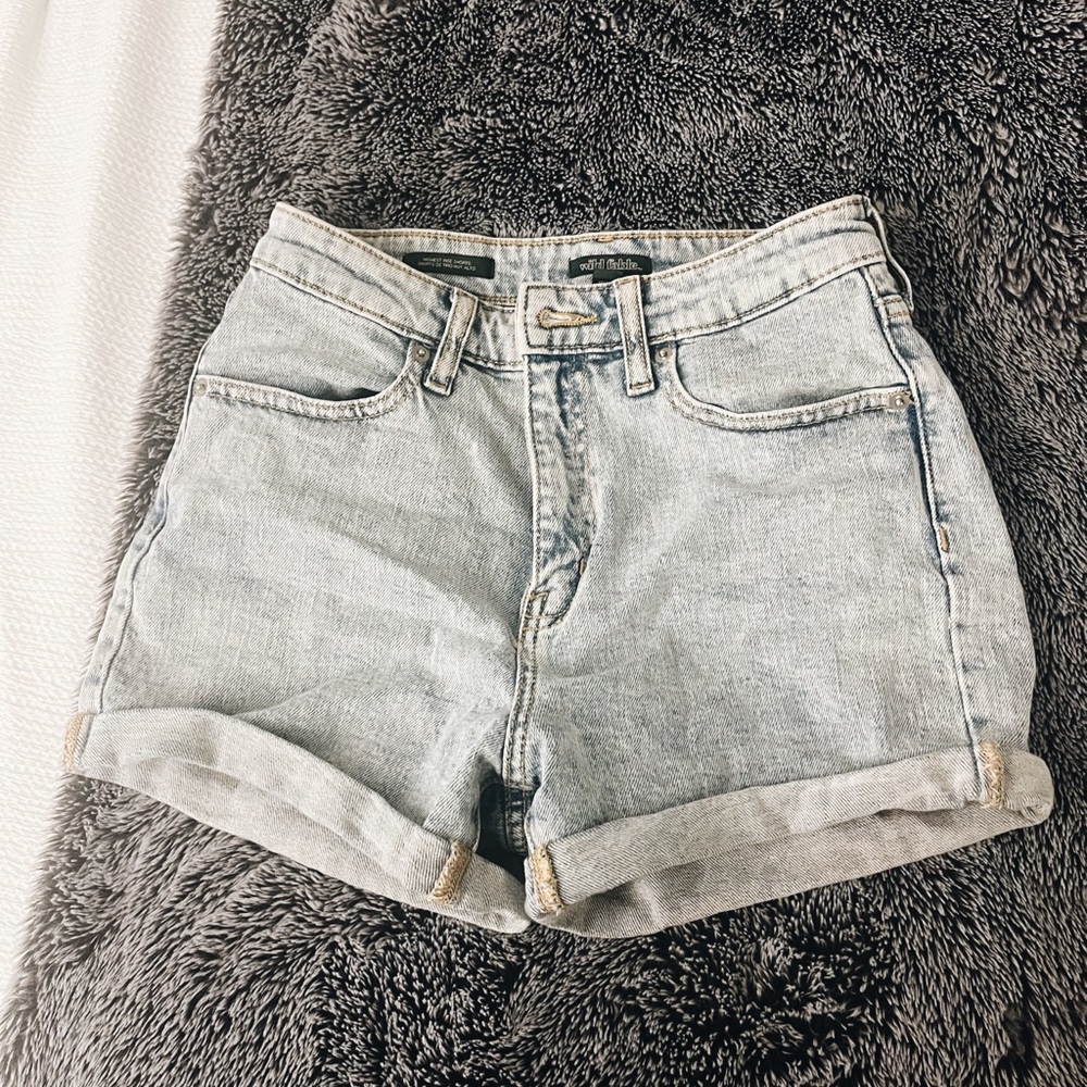 Acid wash/ light high waisted jean shorts.